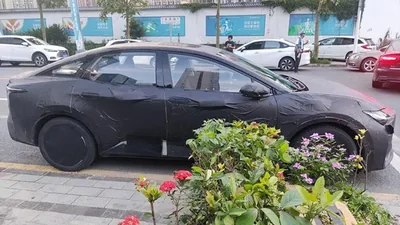електричний седан Toyota